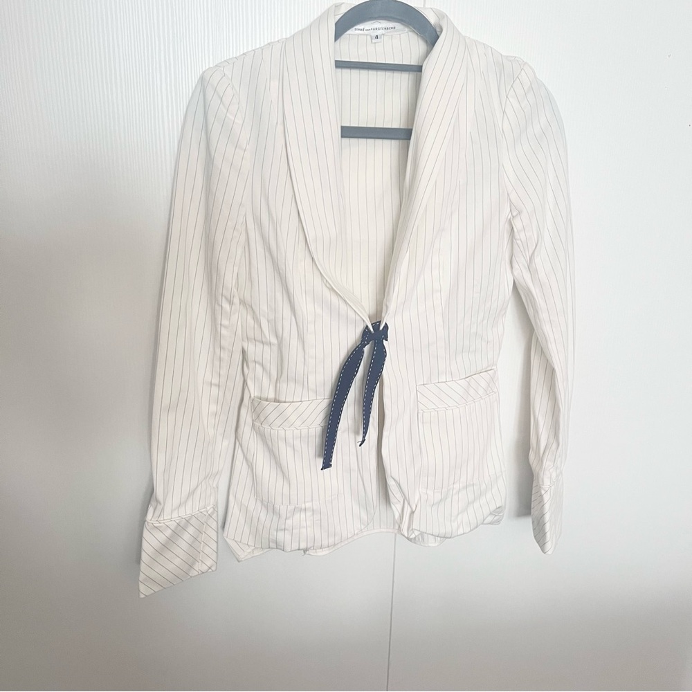 Diane von Furstenberg white blazer size 4 striped blazer jacket with front tie